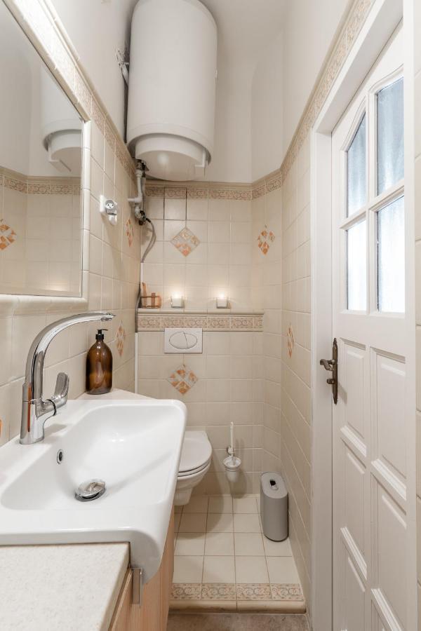 Charming In Lesser Town Apartamento